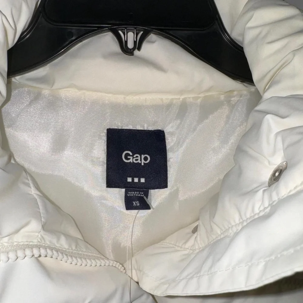 NWT. GAP Women's Cream Quilted Vest.size XS - Picture 2 of 4